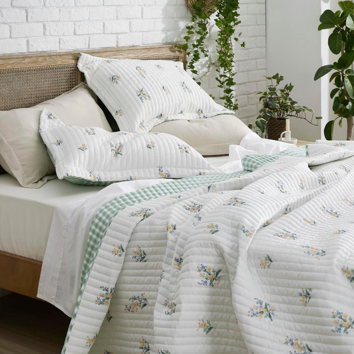 Bedsure Floral Quilt Set Queen - Reversible Botanical Spring Flower Quilt Bedding Set, 3 Pieces Microfiber Lightweight Bedspread, Coverlet with 2 Pillow Shams for All Seasons (90"x96")