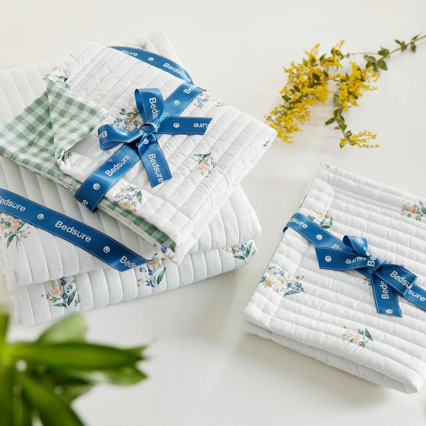 Bedsure Floral Quilt Set Queen - Reversible Botanical Spring Flower Quilt Bedding Set, 3 Pieces Microfiber Lightweight Bedspread, Coverlet with 2 Pillow Shams for All Seasons (90"x96")